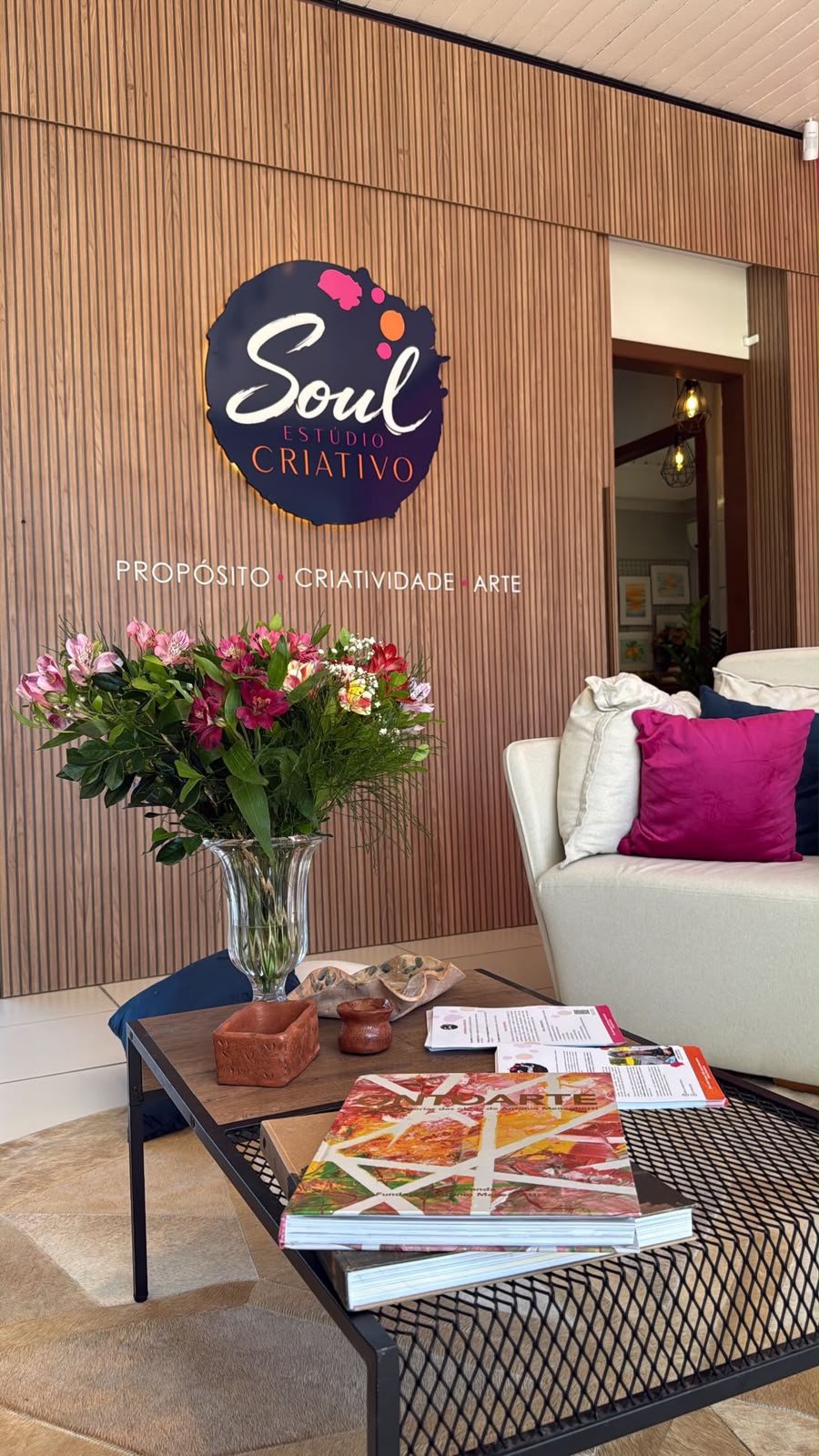 Sala de entrada do estúdio com a logo da Soul na parede de madeira